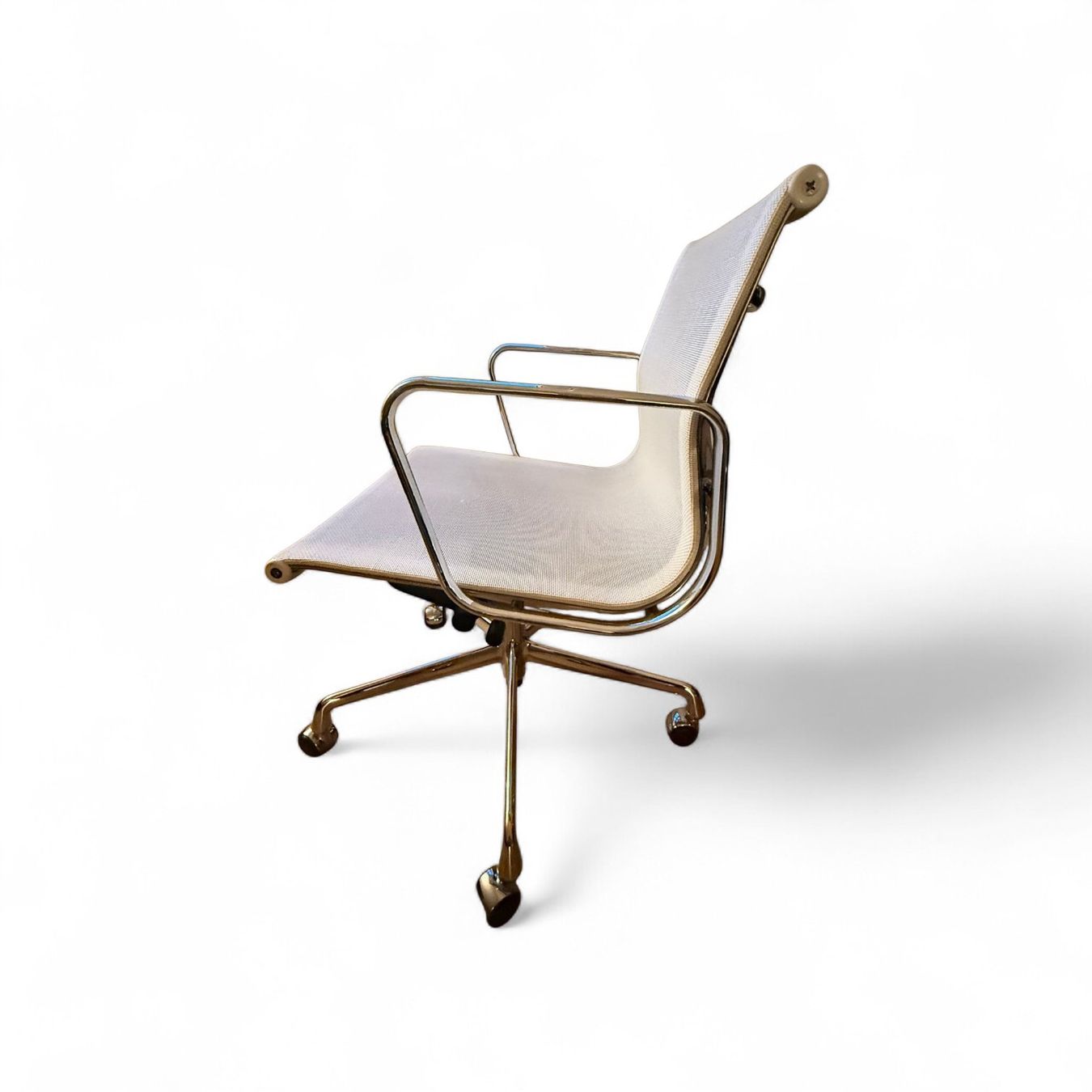 Sedie: Vitra Eames Aluchair EA 117 Netz weiss – Usato da Winterthur venduto da style-and-design.zrh 1