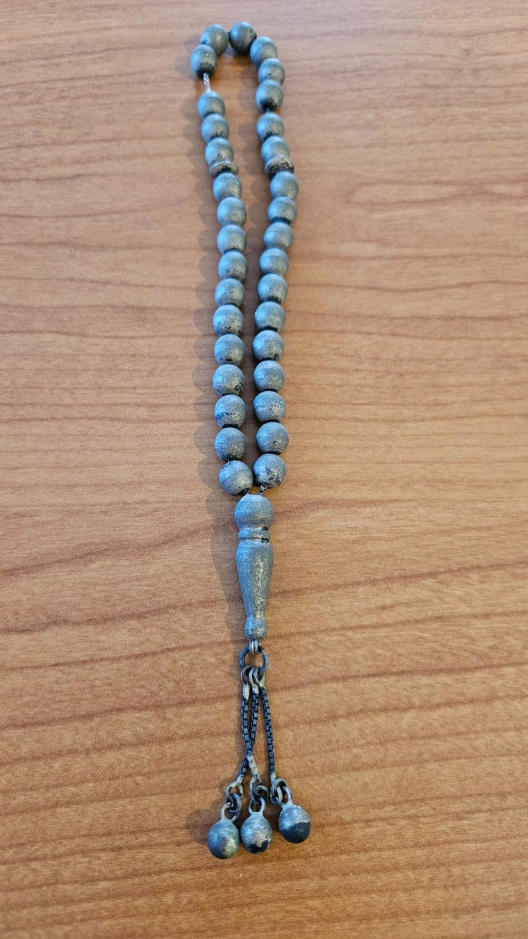 Catenine: Collana con perline di metallo – Usato da Melano venduto da H-Sara
