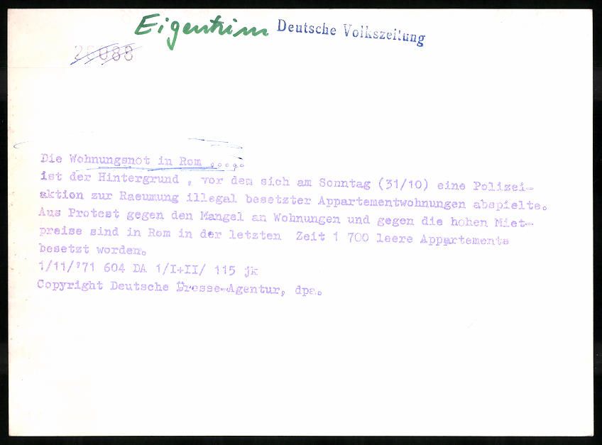 Fotografie & Manifesti: Fotografie Rom, Wohnungsbesetzer wurden  – Usato da Berlin venduto da bartko-reher 1