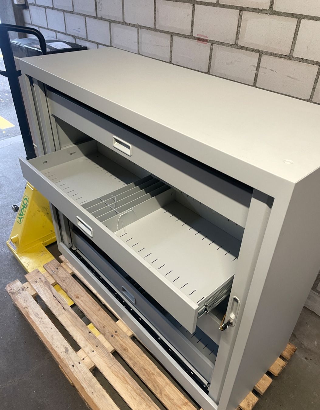Armadi: Metallschrank mit Rolladentüren – Usato da Emmenbrücke venduto da Gzl-94 4