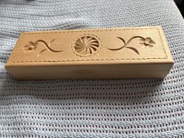 Holzschatulle, Griffelschachtel mit Schnitzereien