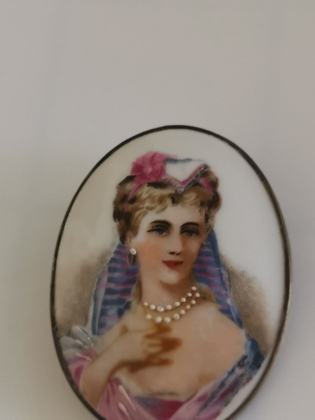 Broschen & Nadeln: SCH. VINTAGE LIMOGES BROSCHE M. DAME – Gebraucht aus Allschwil von Male54