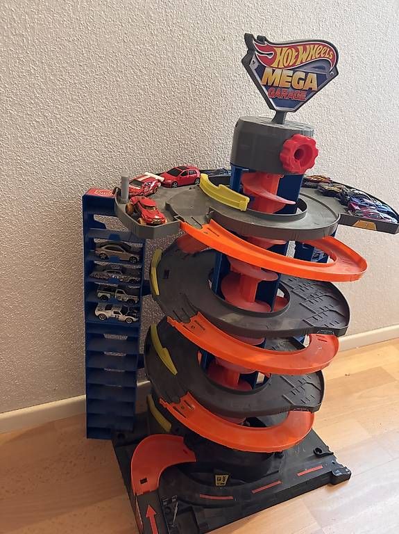 Hot Wheels Giocattoli: Hot Wheels City Bahn Mega Garage mit 20 Autos – Usato da Frick venduto da Coby4 2