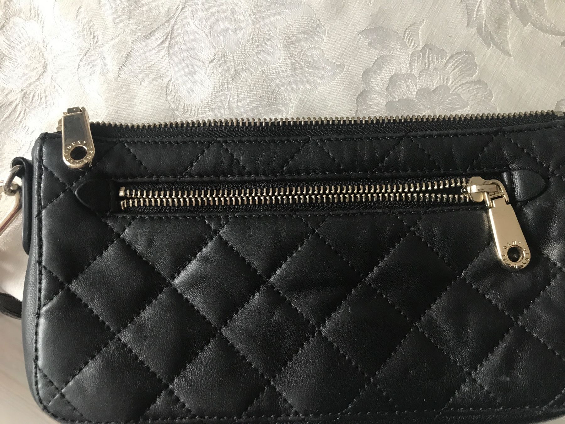 DKNY Taschen für Damen: DKNY Crossbody , schwarz, gesteppt - – Gebraucht aus Wettingen von Andres54 2