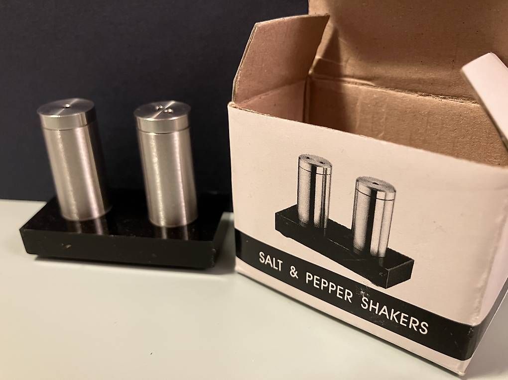 Set di piatti: Minimalistisch Salz-und Pfefferstreuer – Usato da St. Gallen venduto da jbr_q7tx