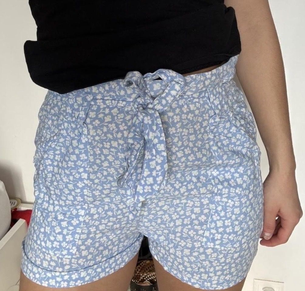 Pantalons: short bleu à fleurs  – D'occasion à Ardon par loanneroch