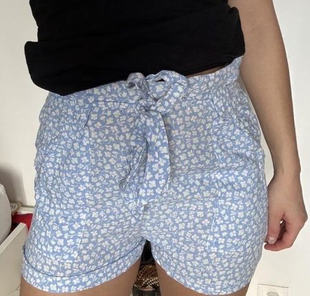 short bleu à fleurs 