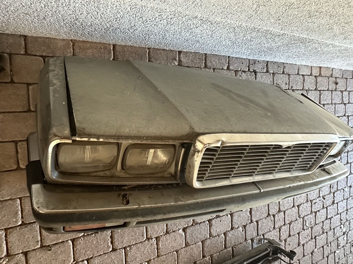 Maserati Tutti pezzi di ricambio auto: Maserati Quattroporte Front mit Scheinwerfern – Difettoso da Aarwangen venduto da Dcharger 1