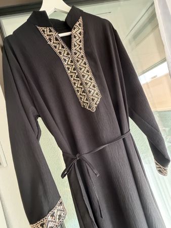Robe noire brodée femme taille unique état neuf