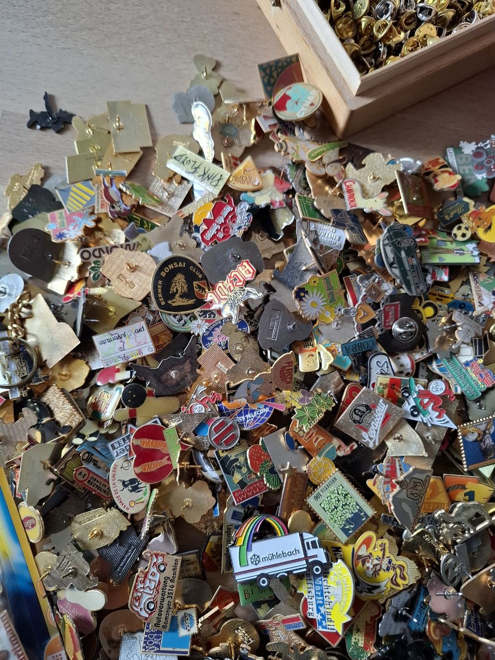 Giocattoli: Grosse Sammlung Pins, Anstecknadeln – Usato da Bleiken b. Oberdiessbach venduto da Trinneli 3