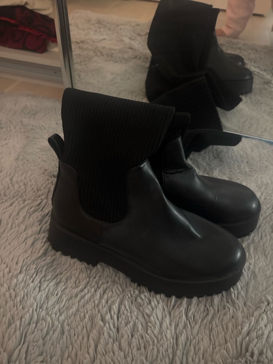 Scarpe da donna: Schwarze Winterstiefel mit Plateau - Grösse 39 – Usato da Kollbrunn venduto da acelya.u 2