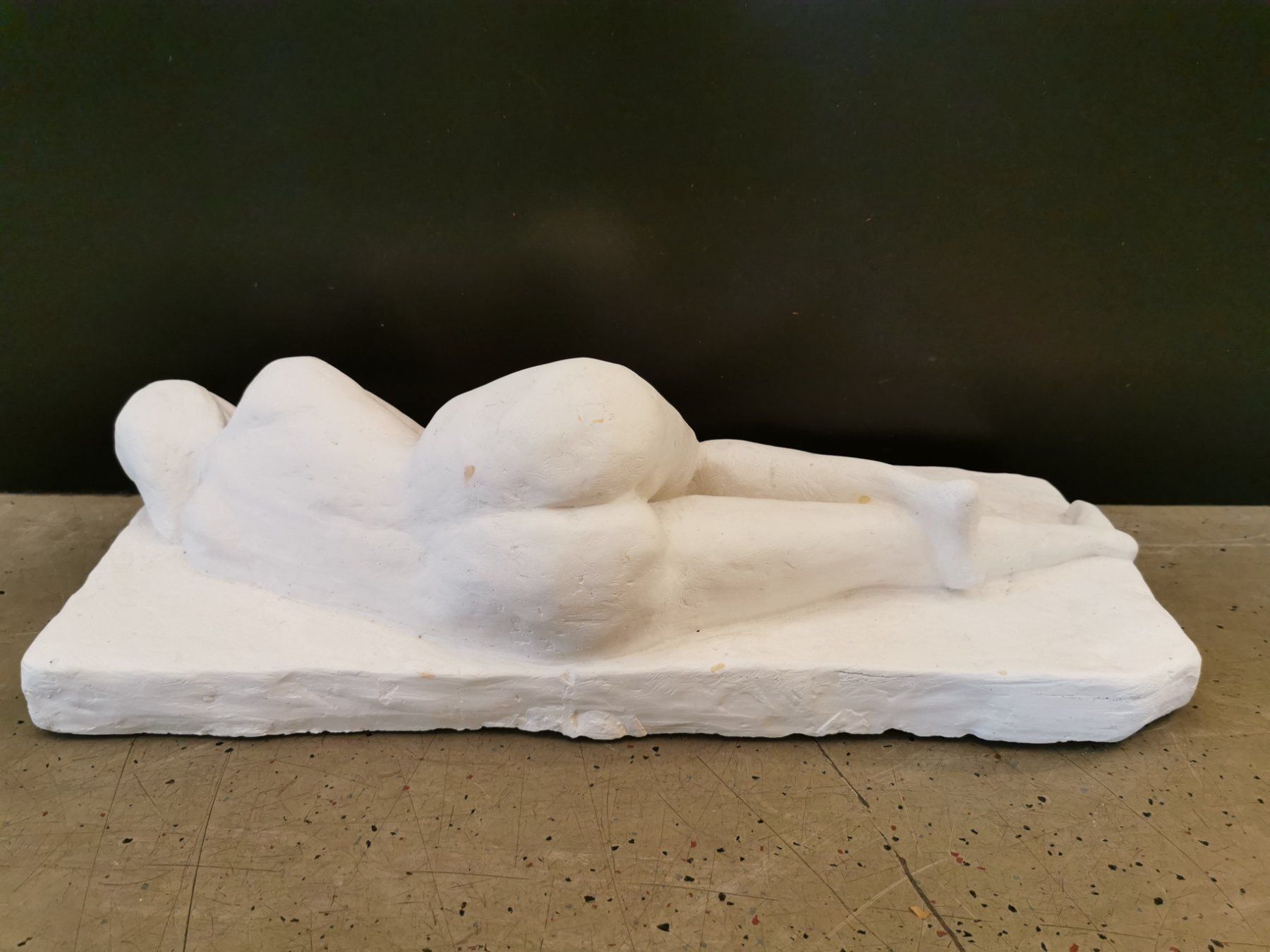 Sculture & Statue: Liegende Frau Gips – Usato da Zürich venduto da ZuercherBrockenhaus 3