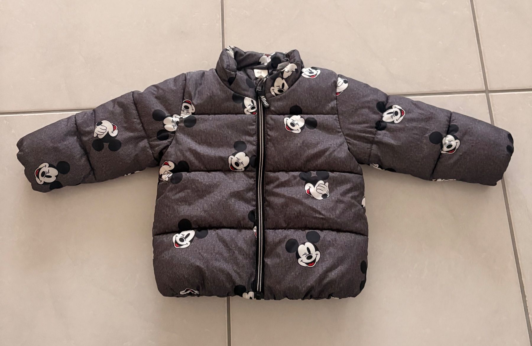 H&M Giacche & Cappotti: Winterjacke mit Mickey Mouse Print, Grösse 86 – Usato da Pfäffikon ZH venduto da Sil-Vany