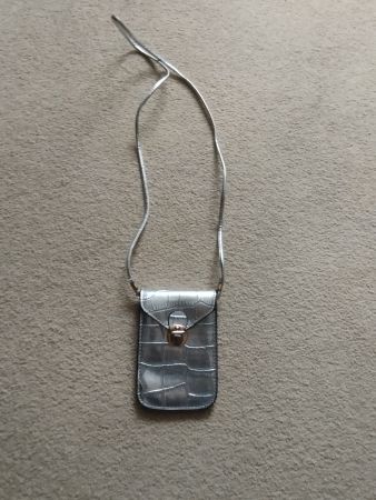 Silbernes Handy-Täschli im Kroko-Design, stylisch