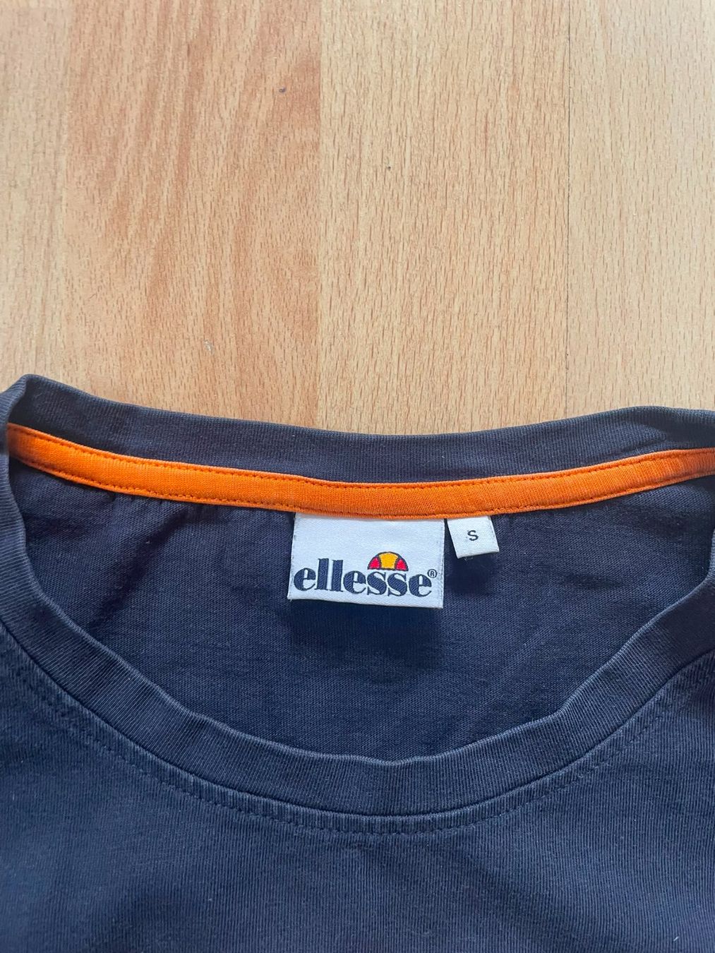 Ellesse Blusen, T-Shirts & Tops: ELLESSE T-SHIRT DAMEN Gr.S – Gebraucht aus winterthur von MEAhealingBrush