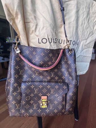 Louis Vuitton Metis Hobo