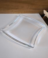 Elegante Servierschale aus Glas (quadratisch, geschwungen)