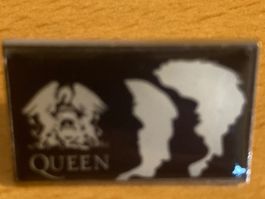 Queen Pin Anstecker Punk Roc Metal Band