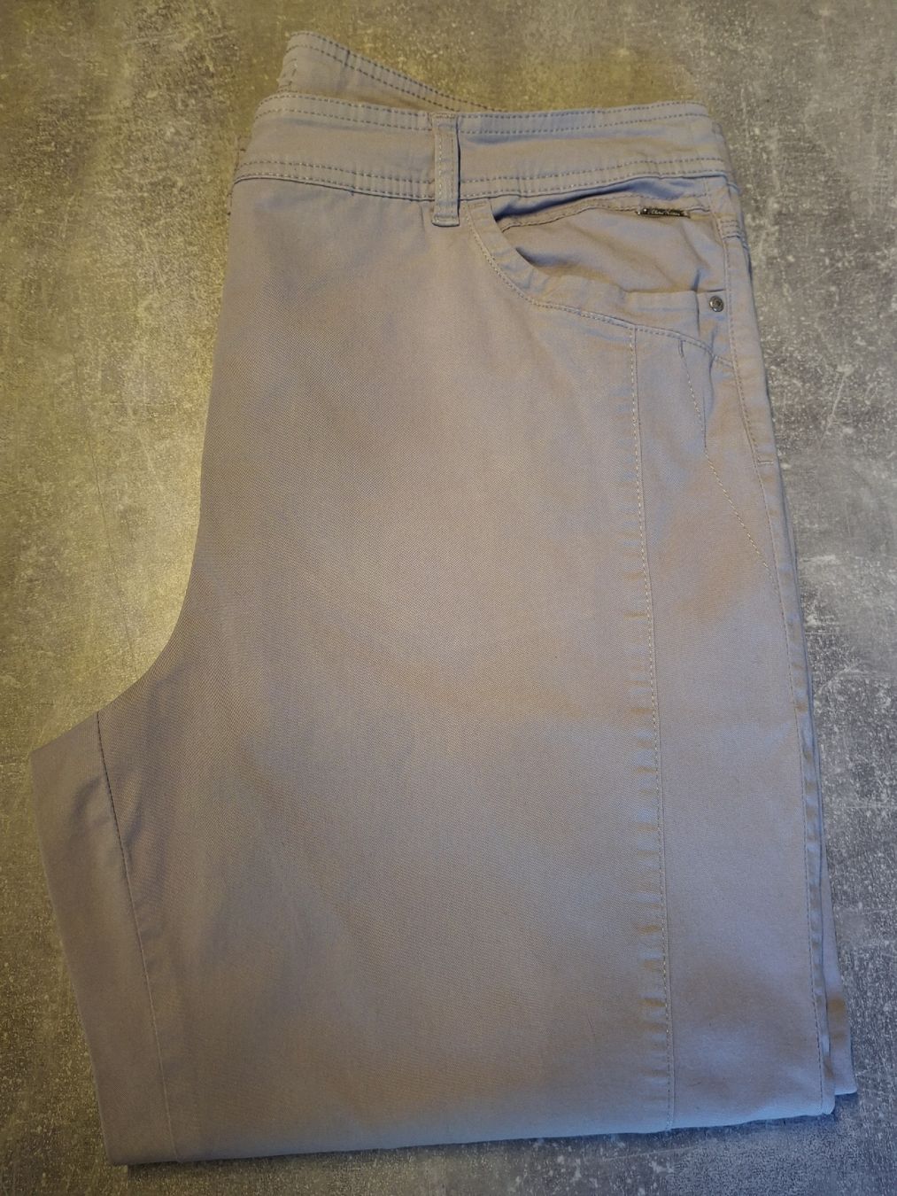 C&A Pantaloni: Pantalon gris clair 98% coton taille 44 marque C&A – Usato da Villiers venduto da san_jn5w 7