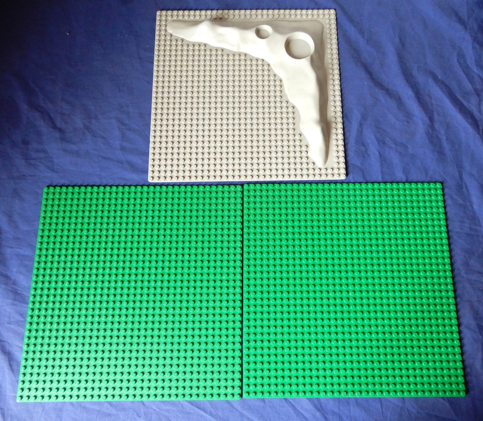 Lego Kit di costruzioni: LEGO 3 Platten - 1 Mondplatte-Kraterplatte und 2 grüne – Usato da Senèdes venduto da tintinette43