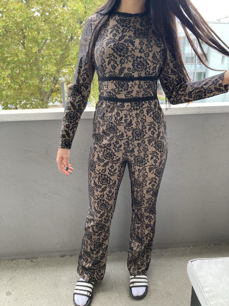 Tute: Schöner Jumpsuit mit Spitze, Gr. S – Nuovo (secondo la descrizione) da Rickenbach ZH venduto da Vanijo