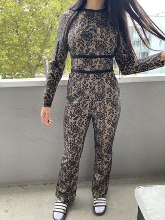 Schöner Jumpsuit mit Spitze, Gr. S
