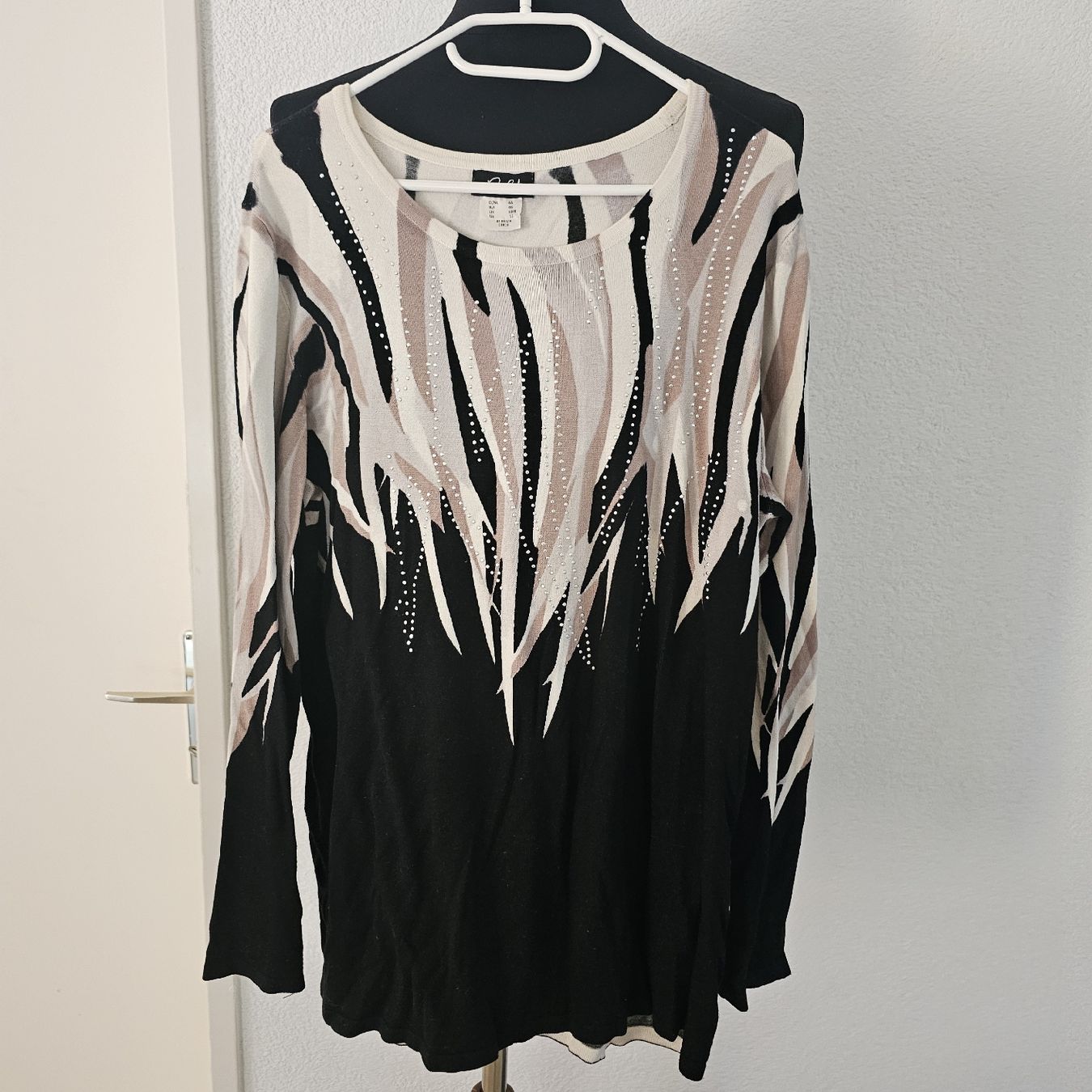 Maglioni & Felpe: Damen Pullover gemustert mit Strass Gr 44 schwarz – Nuovo (secondo la descrizione) da wolfhalden venduto da 46464646