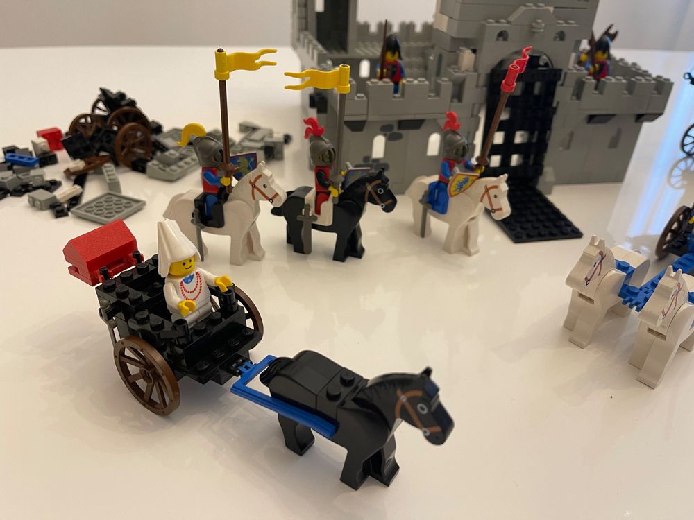 LEGO Ritter - Burg, 18 Figuren, Katapult, Kutsche usw. (Gebraucht) in ...