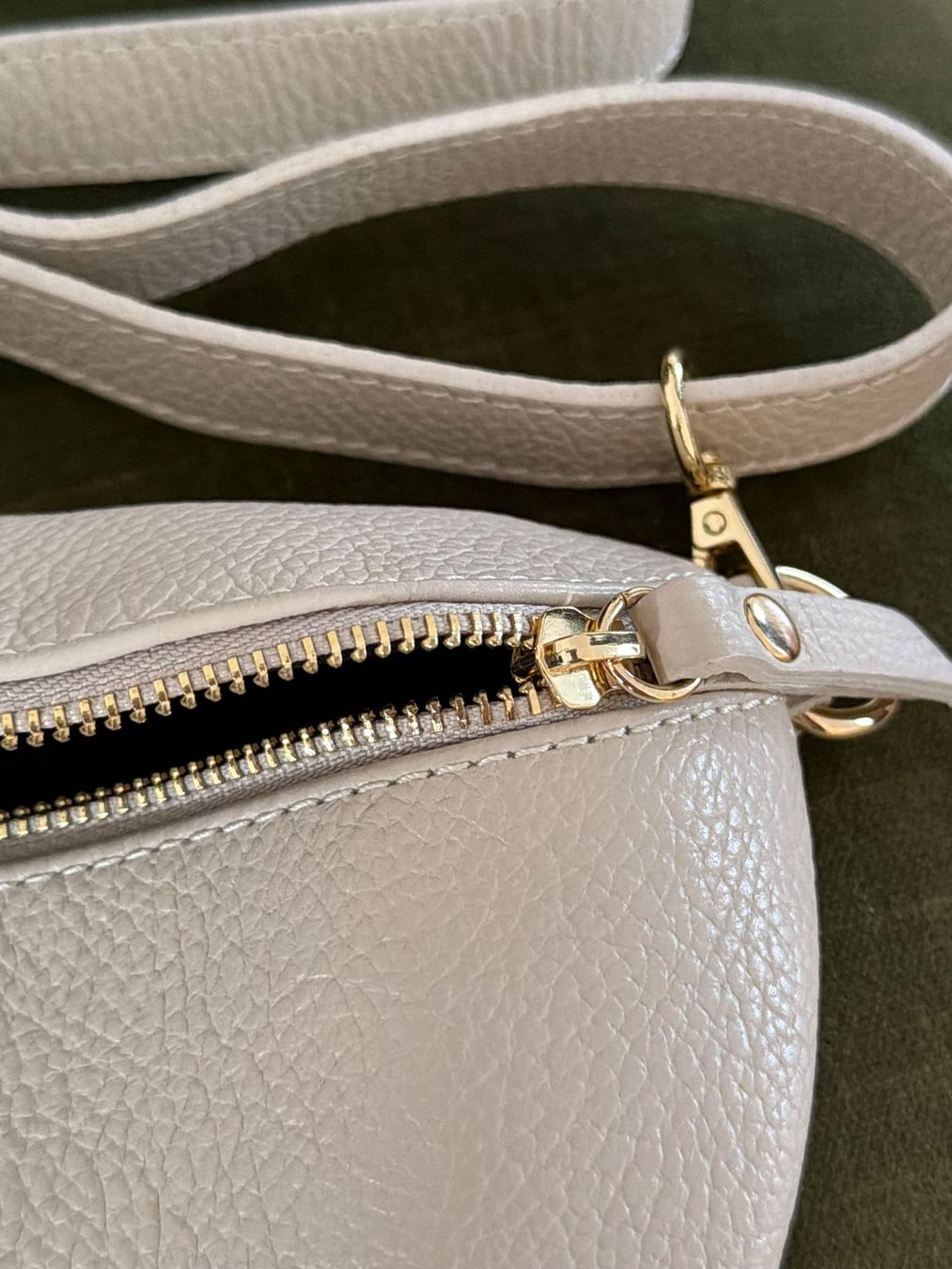 Taschen für Damen: Elegante Damen Umhängetasche – Gebraucht aus Sargans von lil_s2h8 1