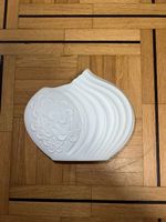 Petit vase blanc en forme de coquillage avec fleurs Kaiser
