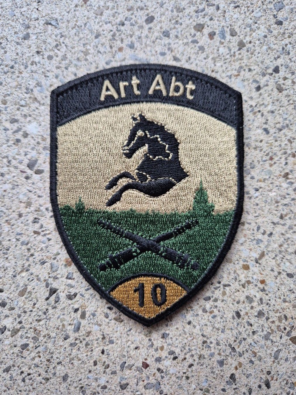 Schweizer Armee Placchette & Badge: *** Badge Art Abt 10 mit klett *** – Nuovo e nell'imballaggio originale da Riedholz venduto da fr_sIruP