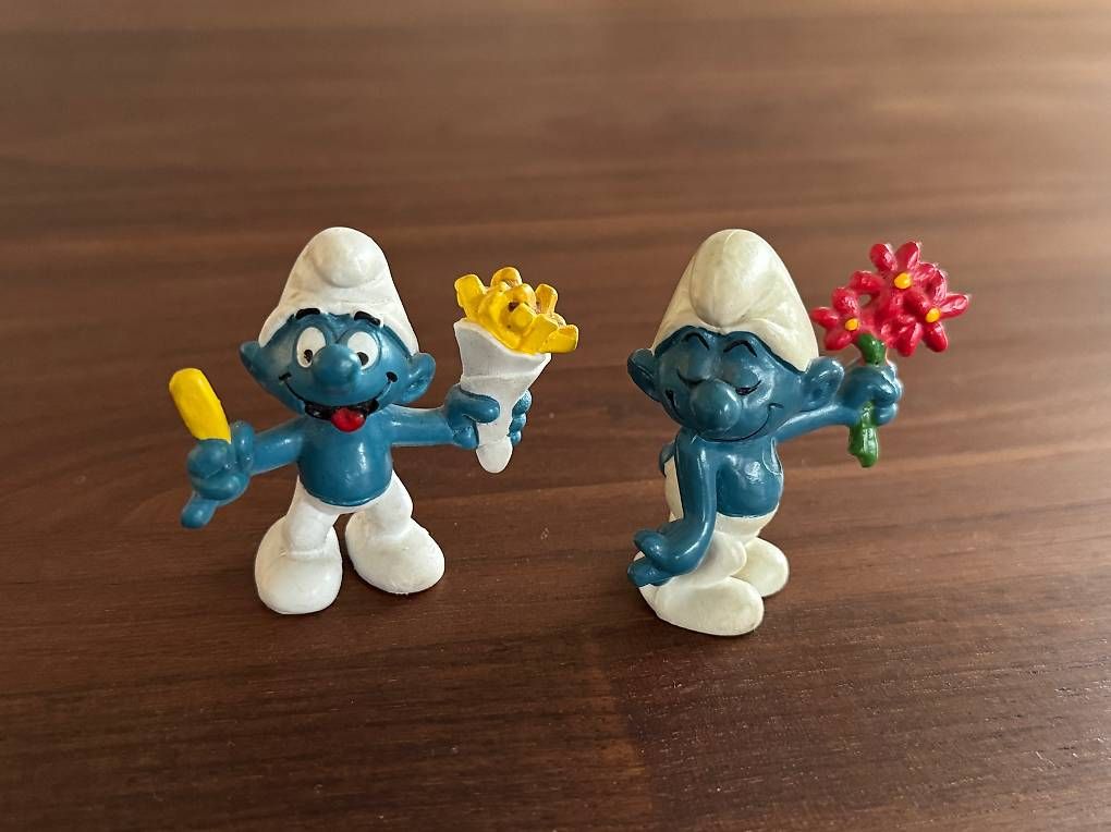 Giocattoli: 2x Schlumpffiguren - rote Blumen und Pommes – Usato da Sachseln venduto da biker33
