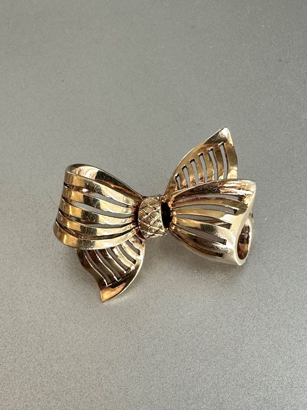Broschen & Nadeln: Vintage 14K Gold Brosche – Gebraucht aus Onex von Antiqueshow