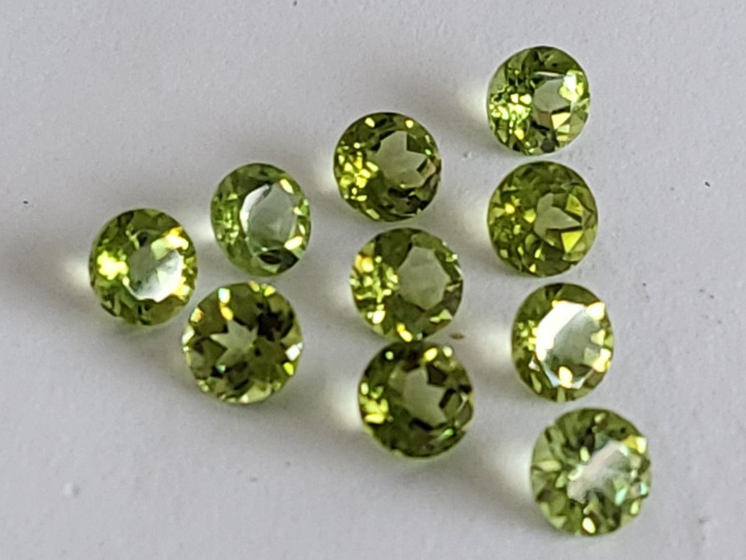 Edelsteine: Péridots AAA rond 5 mm / 0.52 ct pièce – Neu (gemäss Beschreibung) aus La Chaux-de-Fonds von j-aime-les-gemmes 1