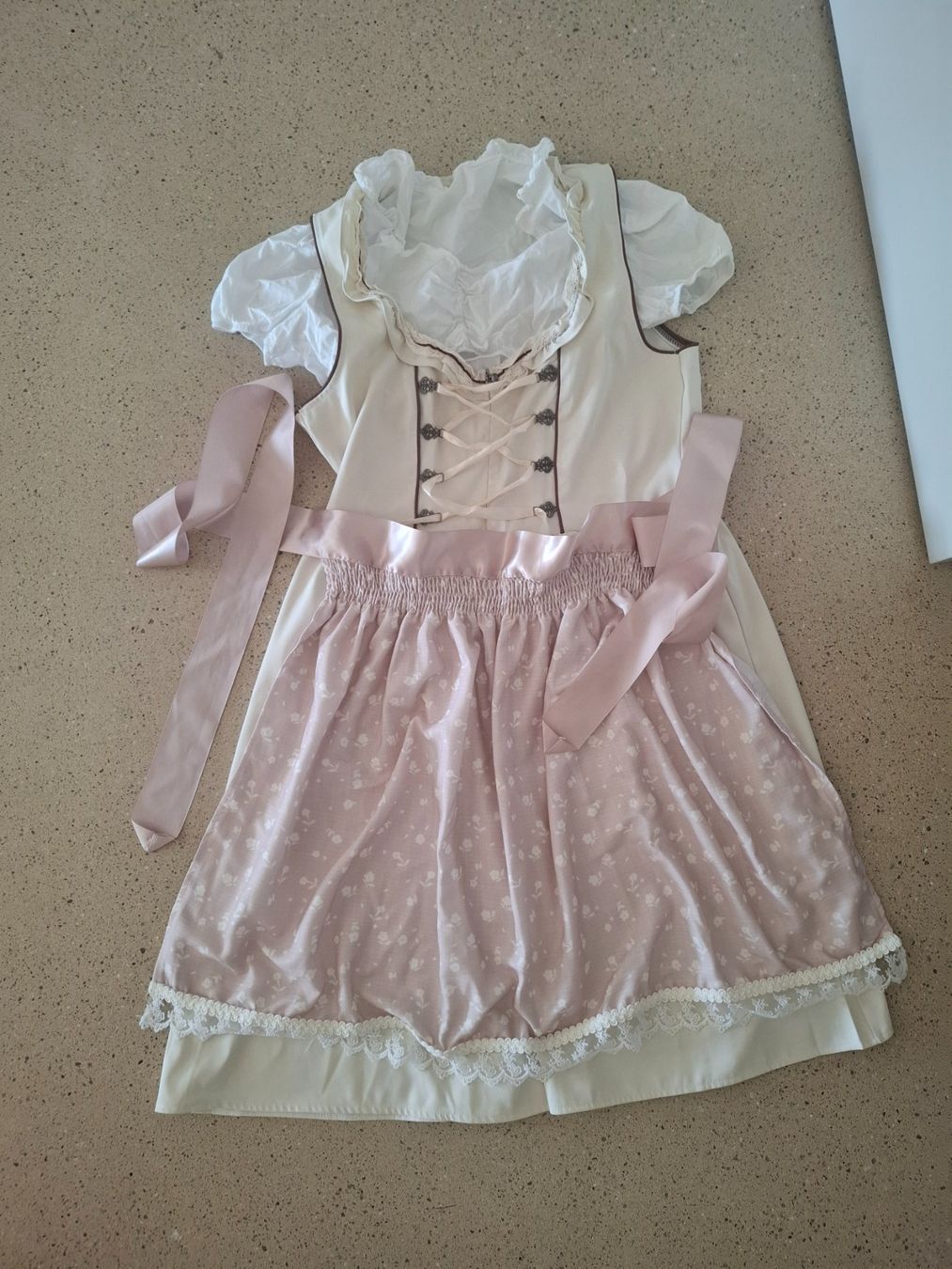 Kleider: Dirndl XL – Gebraucht aus Winterthur von fahrnera