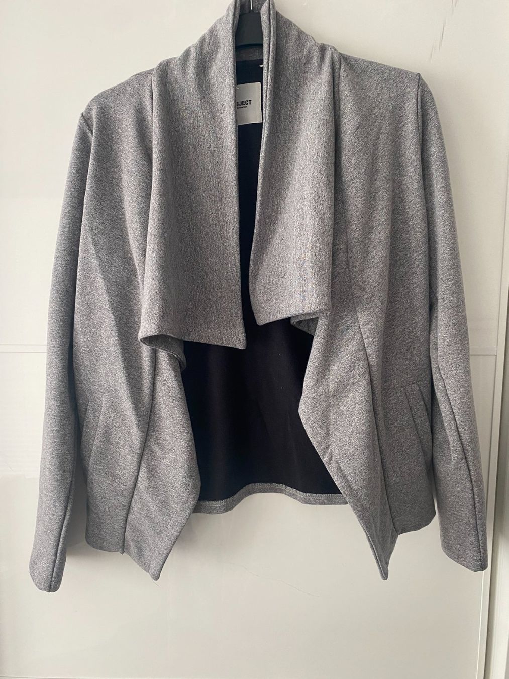 Giacche: Object Cardigan Gr. L in grau – Usato da Füllinsdorf venduto da Sunnebliemli7