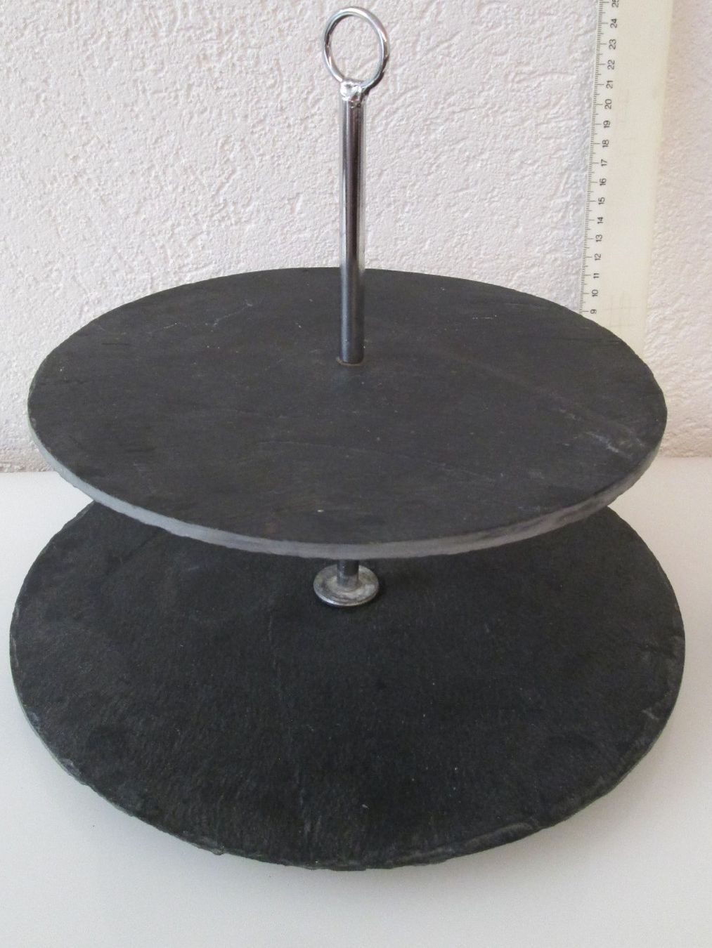 Interio Tutte le decorazioni: Schöner und moderner Etagere mit 2 Etagen. – Usato da Movelier venduto da KRASI61 2