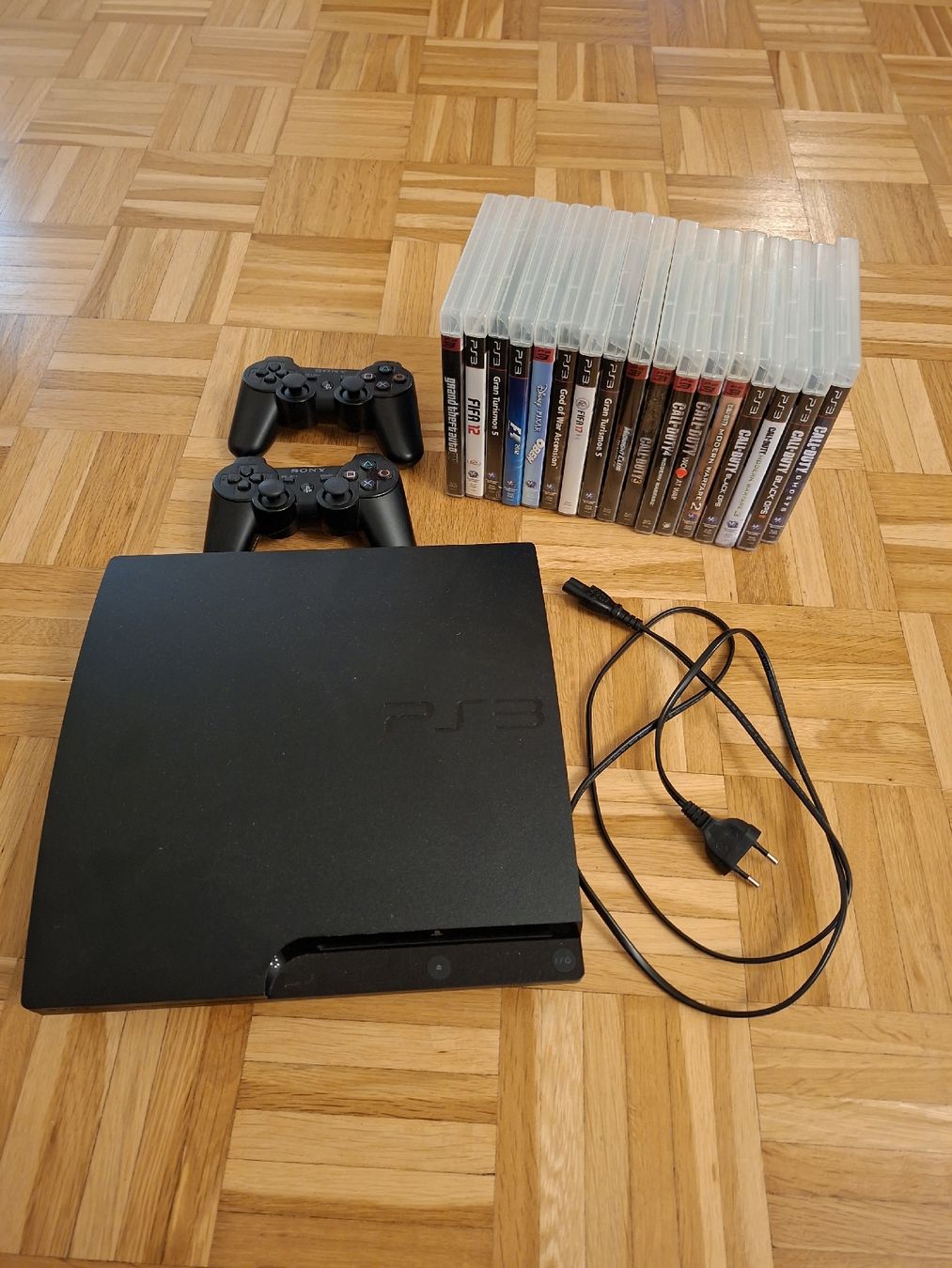 Sony Consoles: PS3 mit 2 controller und div. spielen – D'occasion à Eschenbach LU par Stephhofmann