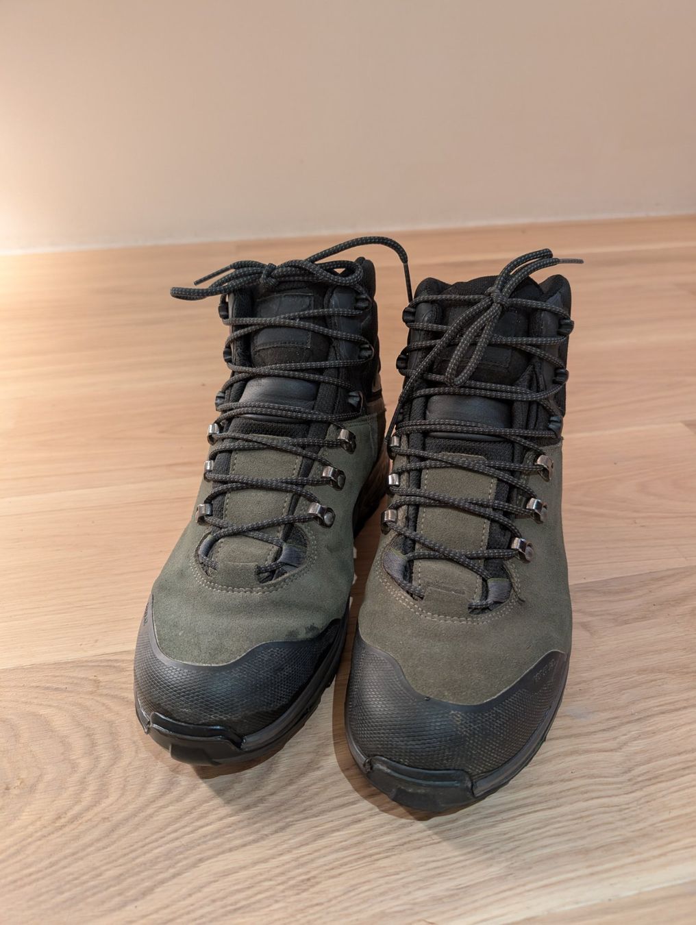 Scarpe da uomo: Chaussures de randonnée Forclaz T44 imperméable – Nuovo (secondo la descrizione) da Collombey venduto da moribana 1