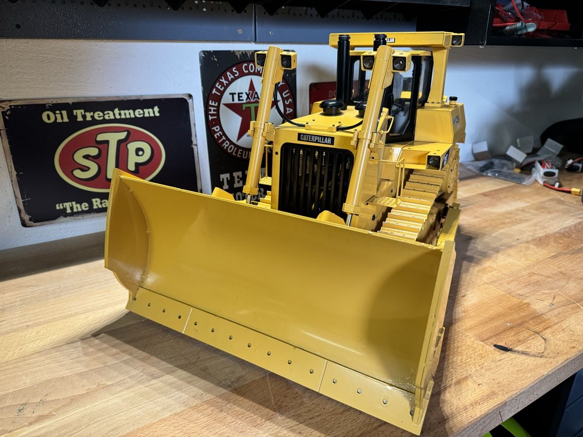 Caterpillar RC Modellbau: Bulldozer 1/14 caterpillar D10 rc  – Gebraucht aus Dorénaz von  1