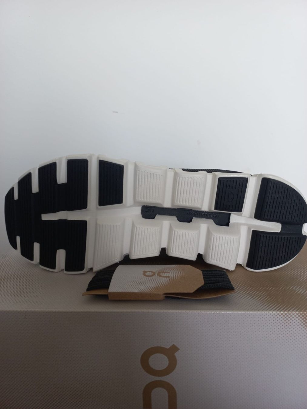 On Damenschuhe: On Cloud 6 Black/White Pointure 41 – Neu und originalverpackt aus Collonges-sous-Salève von MERLE385 2