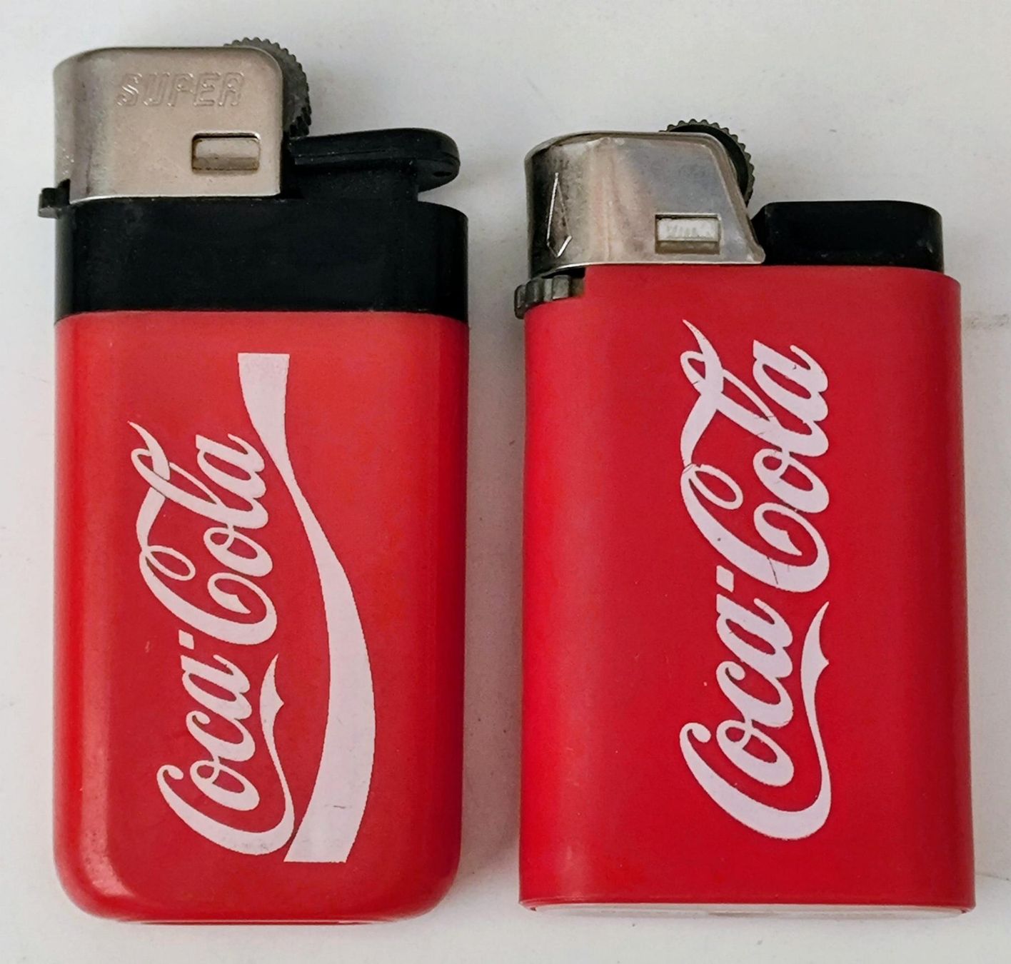 Briquets: 2 alte Coca-Cola Feuerzeuge – D'occasion à Pfäffikon ZH par Colacity