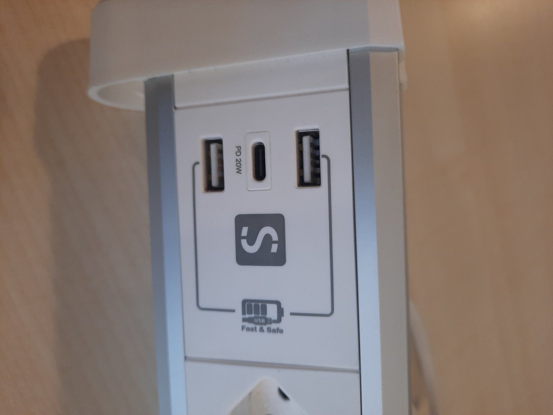 Spine: Steckdosenleiste mit USB-Ports – Nuovo (secondo la descrizione) da Zürich venduto da ONVA-RE-USE 2