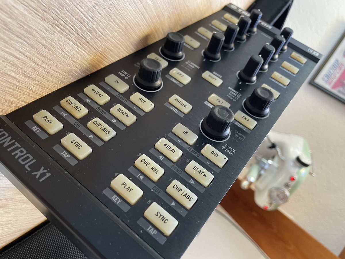 Sistema di controllo: Traktor Kontrol X1 MK1 - Inklusive Case – Usato da Bern venduto da dmy_n82l 1