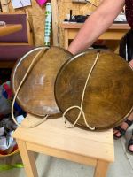 Zwei Holz Melkstühle mit Seil  geölt braun