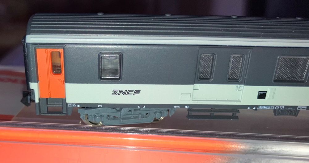 Locomotive SNCF BB 8240 Minitrix - Analogique - Époque 5 - Décor Personnalisé