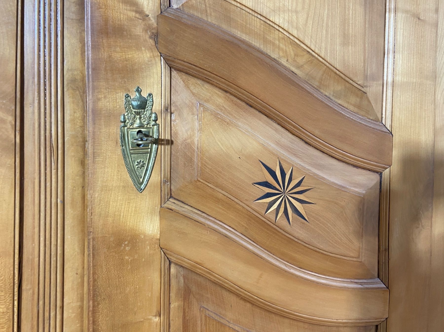 Schränke: |•|  Barockschrank 18. Jahrhundert – Gebraucht aus Schlieren von Freundlich02 5