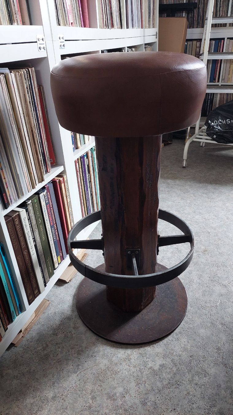 Hocker: Bar Stool Massive Tree Trunk and Wrought Iron Foot Rest – Gebraucht aus maroggia von tondo_Music
