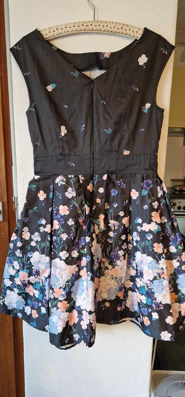 Mint & Berry Vestiti: Mint & Berry Kleid, Gr. 38, Blumenmuster – Usato da Romanshorn venduto da REALJessiB 1