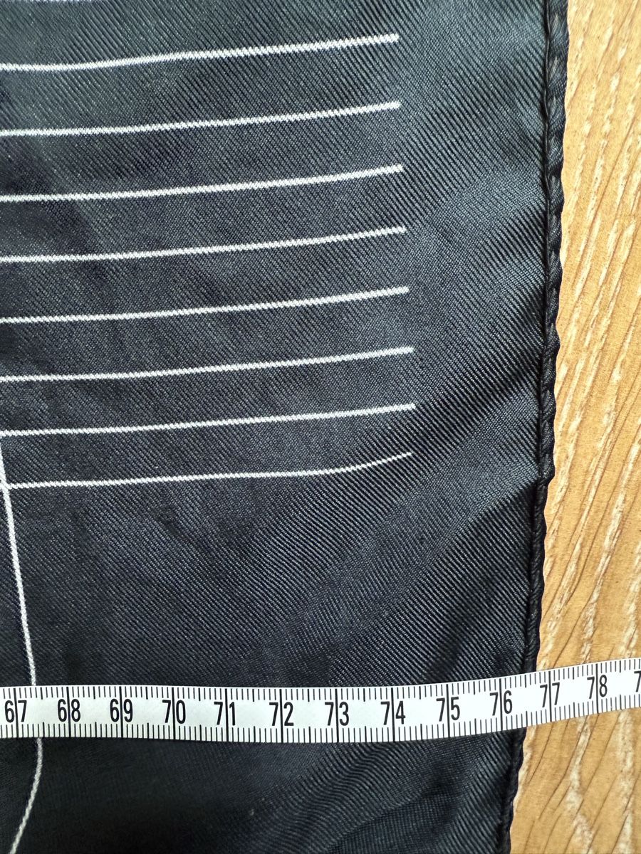 Foulard & Sciarpe: Foulard vintage noir/blanc fleurs  – Usato da Tavannes venduto da Thriftshop 2
